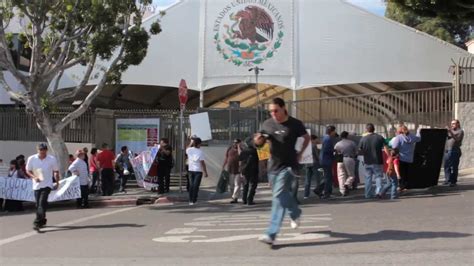En la entrada del Consulado Mexicano Los Angeles CA. 01 25 ...