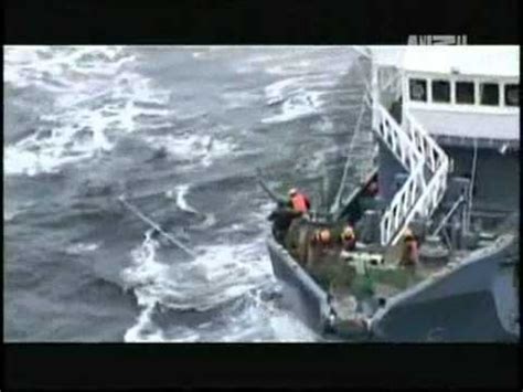 En pesca en alta mar salvando un barco camaronero que s ...