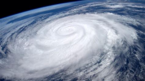 En Un Minuto: el huracán Marie desde el espacio   YouTube