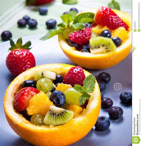 Ensalada de fruta fresca imagen de archivo. Imagen de baya ...