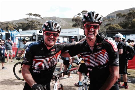 Equipo KTM Pro Team en la Top ten de etapa en la Cape Epic ...