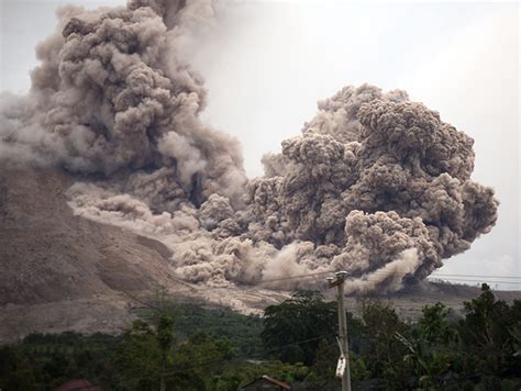 Erupción del volcán Monte Sinabung en Sumatra Indonesia