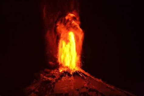 Erupción del volcán Villarrica, hoy 3 de marzo de 2015, en ...