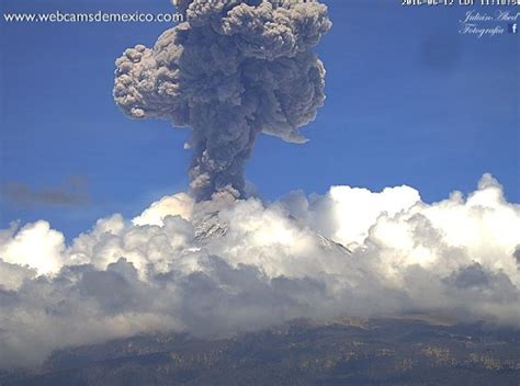 Eruption of Popocatepetl Volcano looks like a giant atomic ...