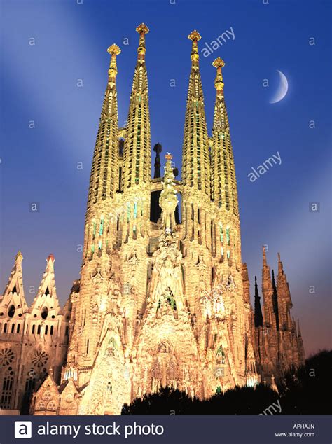 ES   BARCELONA: Temple de la Sagrada Familia by night ...