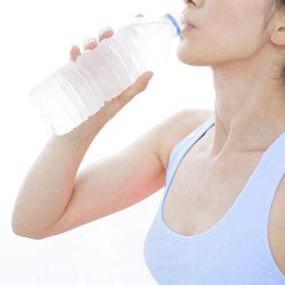 ¿Es bueno o malo beber agua haciendo ejercicio o no se ...