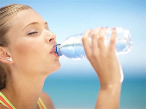 Es malo tomar agua durante la comida | ActitudFEM