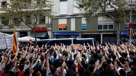 Escrache masivo a la sede del PP de Barcelona
