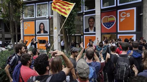 Escraches  en las sedes del PP y Ciudadanos en Barcelona ...