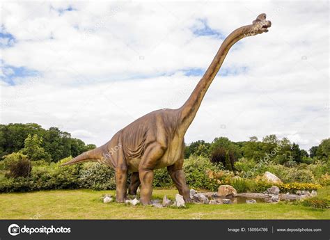 Escultura de dinosaurio de tamaño Real — Foto de stock ...