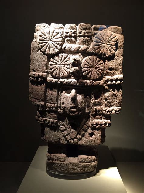 Escultura de piedra de la cultura mexica. representa a un ...