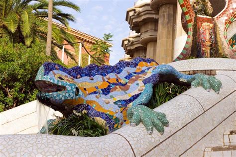 Escultura de un dragón en el Parque Güell en barcelona ...