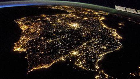 España de noche a vista del satélite EEI