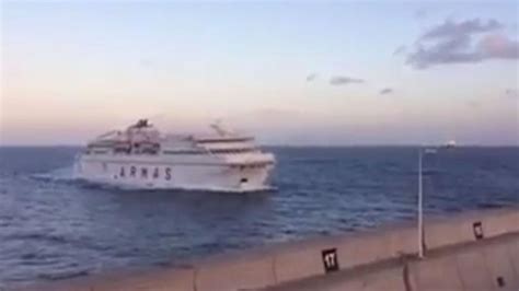 Espectacular choque de un ferry a la deriva contra un ...
