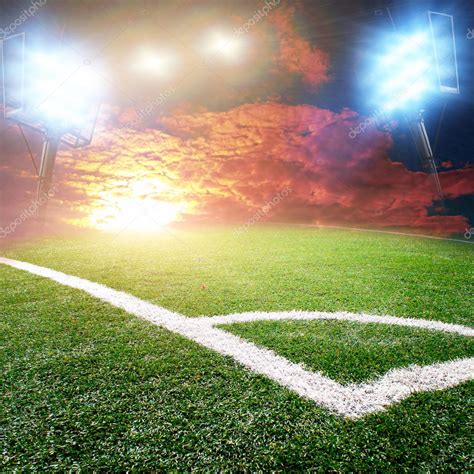 Estadio de fútbol con luces brillantes — Fotos de Stock ...