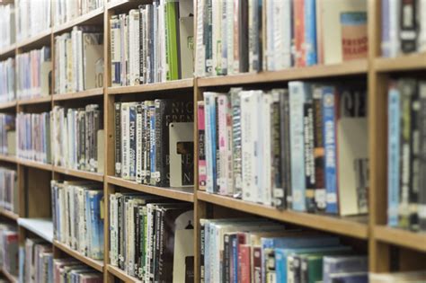 Estantería de libros en biblioteca | Descargar Fotos gratis