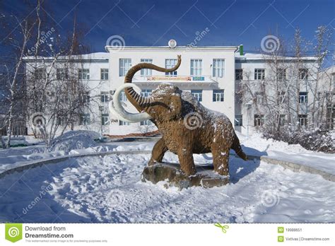 Estatua Del Mamut En Yakutsk Foto editorial   Imagen: 19988651