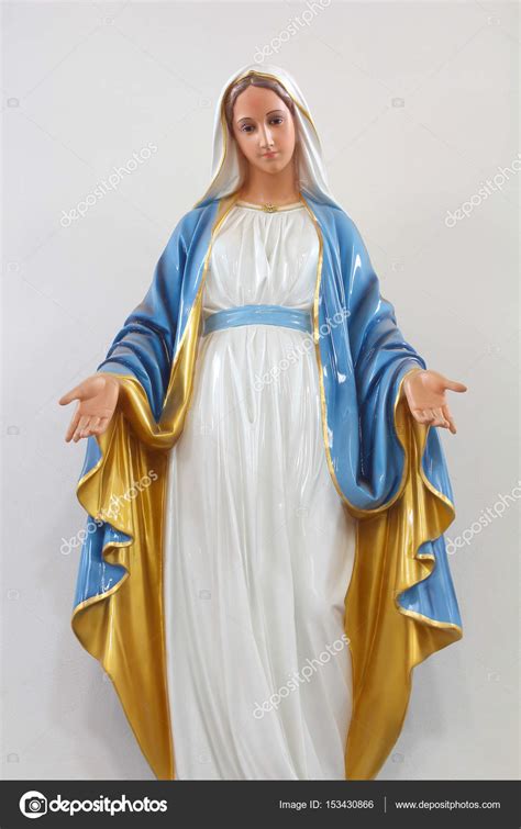 estatuas de mujeres santas en la iglesia católica sobre ...