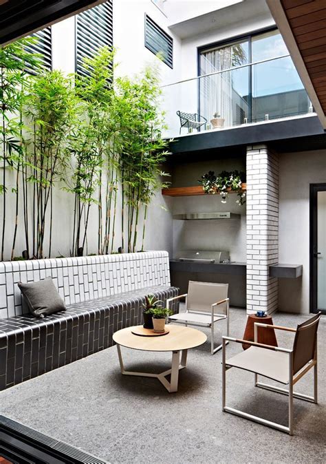 Exteriores: un patio interno pequeño de diseño moderno ...
