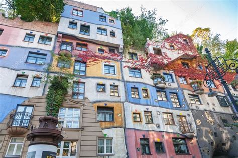 Façade colorée de la célèbre Hundertwasserhaus à Vienne ...