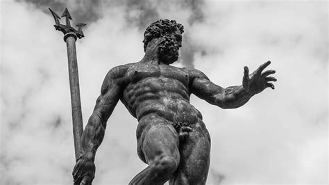 Facebook censura la estatua del dios Neptuno por ser una ...
