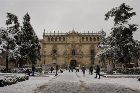 Fachada de la Universidad de Alcalá, totalmente nevada ...