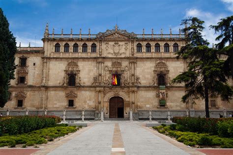 Fachada del Colegio de San Ildefonso, Alcalá de Henares ...
