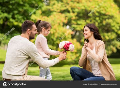 família feliz com flores em parque de verão — Stock Photo ...