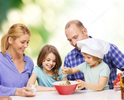 familia feliz con dos niños a comer en casa — Foto de ...