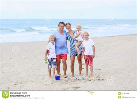 Familia Feliz De 5 Que Se Divierten En La Playa Foto de ...