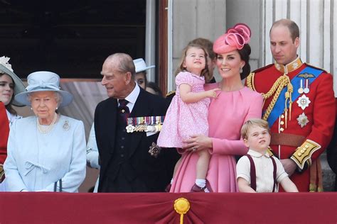 Família real britânica comemora aniversário da rainha | EXAME