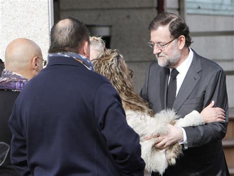 Familiares y allegados arropan a Rajoy en el entierro de ...