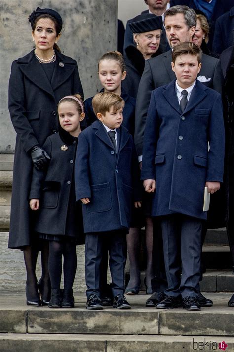 Federico y Mary de Dinamarca con sus hijos en el funeral ...