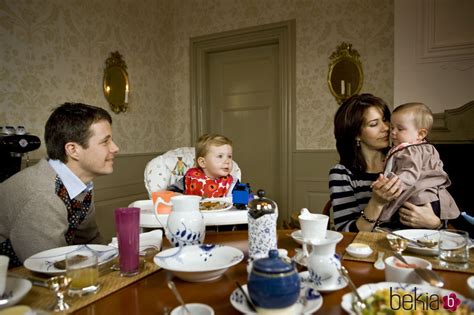 Federico y Mary de Dinamarca desayunando con sus hijos ...