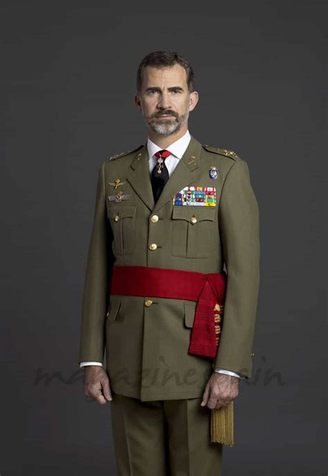 Felipe VI, ya tiene sus fotos oficiales como militar