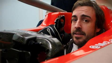 Fernando Alonso se hace el asiento del McLaren Renault