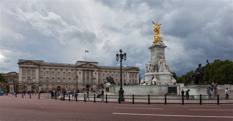 Ficheiro:Memorial a Victoria y Palacio de Buckingham ...