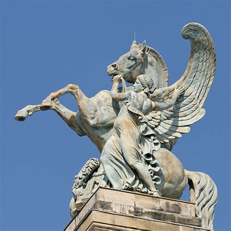 Fichier:Pegasus Lequesne Palais Garnier.jpg — Wikipédia