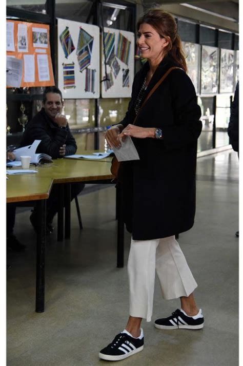 Fiel a las zapas: el look electoral de Juliana Awada | MUSA