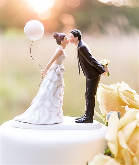Figura de novios para la tarta de boda con un globo