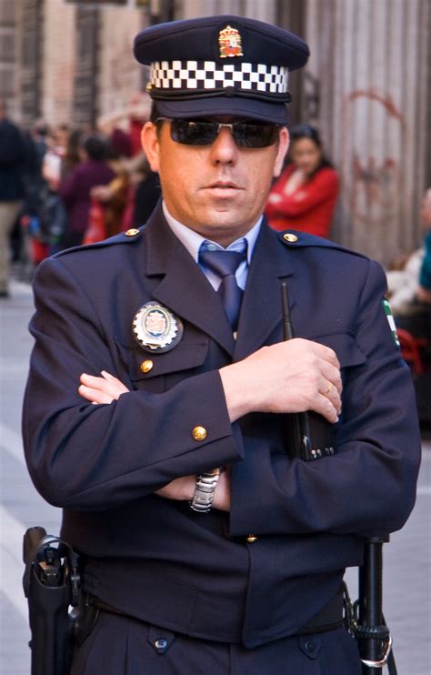 Fil:Police officer in Granada, Spain.jpg – Wikipedia