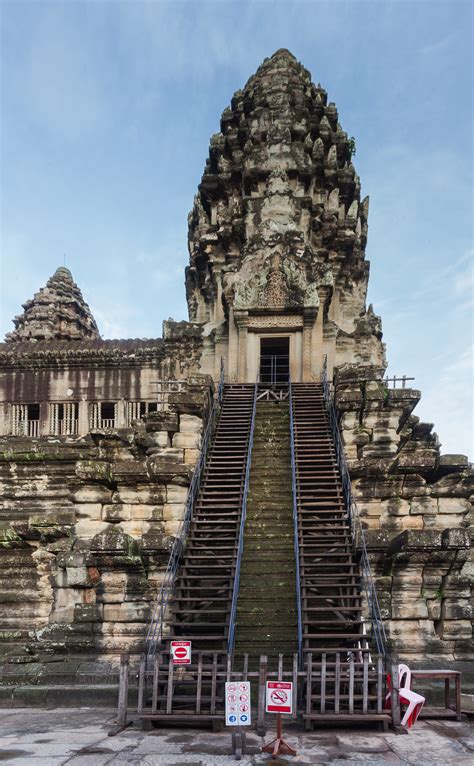 File:Angkor Wat, Camboya, 2013 08 16, DD 094.JPG   Wikipedia