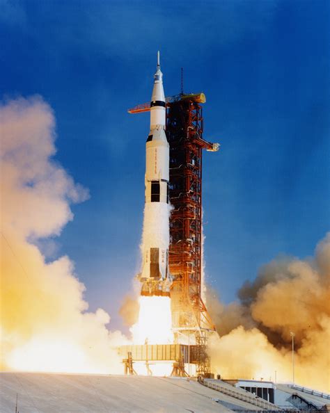 File:Apollo 11 Saturn V lifting off on July 16, 1969.jpg ...