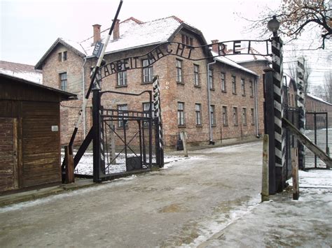 File:Arbeit macht frei sign, main gate of the Auschwitz I ...