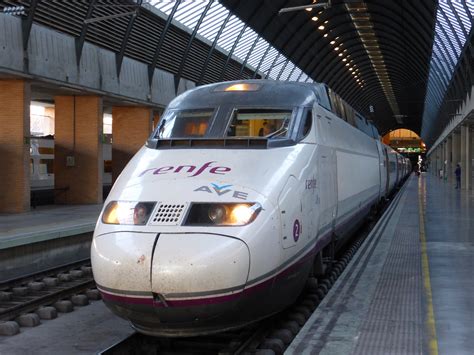 File:AVE en Sevilla, en la estación de Santa Justa, tren ...