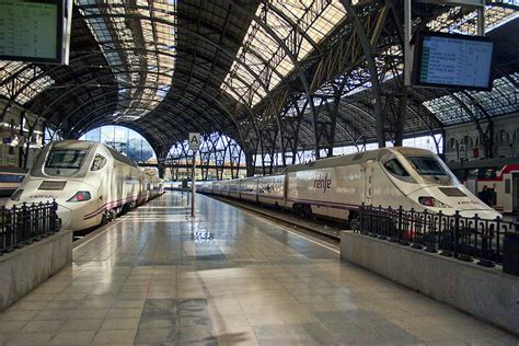 File:Aves en la estación de Barcelona Francia.jpg ...