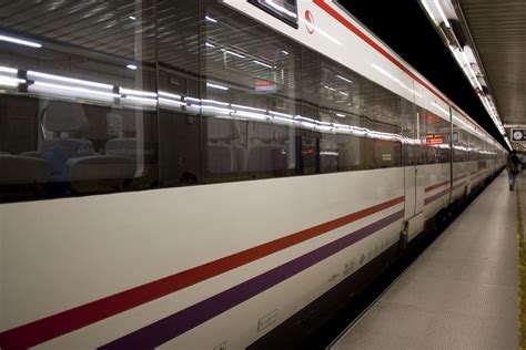 File:Barcelona metro train.jpg   Wikimedia Commons