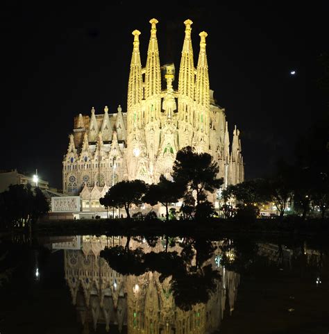 File:Barcelona, Sagrada Familia by night, 2015.jpg ...