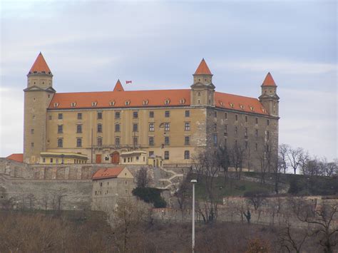 File:Bratislava Castle.JPG   Wikipedia