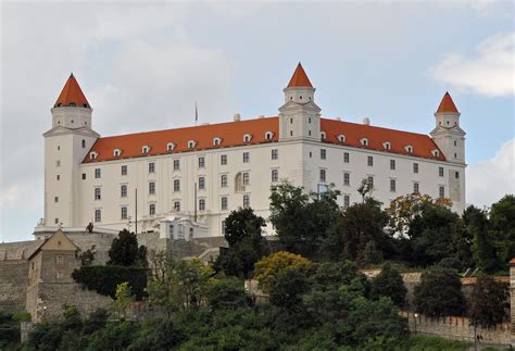 File:Bratislava Castle R01.jpg   Wikimedia Commons